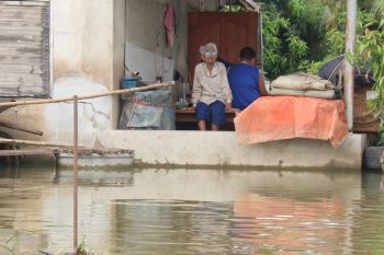 ‘แม่น้ำยม’ท่วมผู้สูงอายุพิจิตรใช้ชีวิตลำบาก บ้านกำลังก่อสร้างหยุดชะงักจากน้ำท่วม