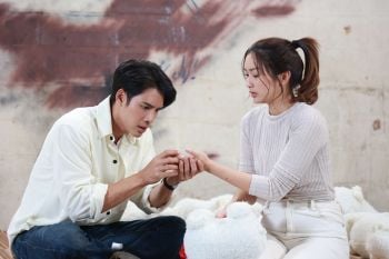 ‘เด่นคุณ – น้ำหวาน’ โรแมนติกซีนไม่ทันได้ฟิน ถูก ‘แคร์’ คว้าปืนบุกยิงโหด