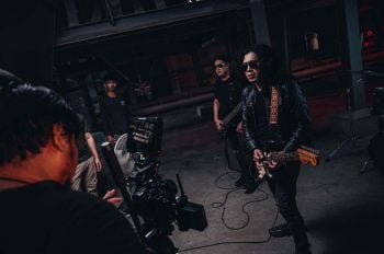 ‘แสน นากา’สะพายกีตาร์สวมเสื้อหนัง ปล่อยMV‘หัวใจมักง่าย’
