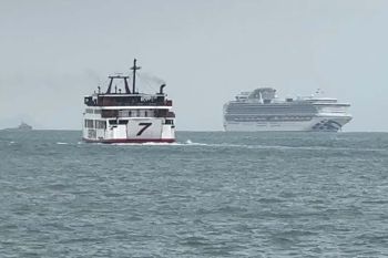 ‘คลื่นลม’แรง นักท่องเที่ยวกว่า 5 พันคนจากเรือสำราญ 2 ลำงดเที่ยว‘เกาะสมุย’