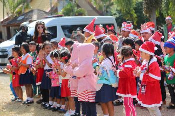 \'ผบ.ตร.\'ส่งตร.ปากช่องขนผ้าห่มเป็นของขวัญวันคริสต์มาส คลายหนาวนักเรียน