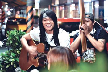 ‘พี สะเดิด’ปล่อยเพลง‘คนบ้านเฮา’  พร้อมร่วมแสดงเอ็มวีเต็มๆ ครั้งแรก ประกบ ‘ชิงชิง-คริษฐา’