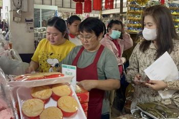 วันจ่ายตรุษจีนนครพนมคึกคักลูกหลานแห่ซื้อเครื่องเซ่นบรรพบุรุษไก่ไหว้เจ้า-ส้มมงคลแพงขึ้น
