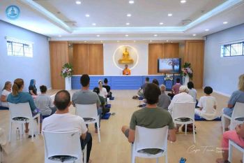 ชาวต่างชาติตื่นตัวฝึกสมาธิ เรียนรู้วัฒนธรรมชาวพุทธ หันเข้าวัดไทยในต่างแดน