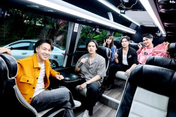 ‘แพทริคอนันดา’ควงคู่แฟนคลับเปิดมินิคอนเสิร์ตบนรถ