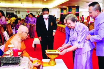 ครบรอบ 20 ปี สมาคมสภาแม่ดีเด่นแห่งชาติฯ  จัดพิธีเจริญพระพุทธมนต์ ณ วัดไตรมิตร