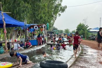พลิกคลองส่งน้ำชลประทานนครพนมเป็นสวนน้ำคลายร้อน ค้าขายชุมชนคึกคัก
