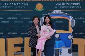 \'พญ.พรลักษณ์ หาญพาณิชย์\' เข้ารับรางวัลศิษย์เก่าแพทย์ธรรมศาสตร์ ดีเด่นด้านบริหาร