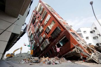 เริ่มรื้อถอนอาคารพังถล่มไต้หวัน  ยอดบาดเจ็บแผ่นดินไหวทะลุ 1,000 คน
