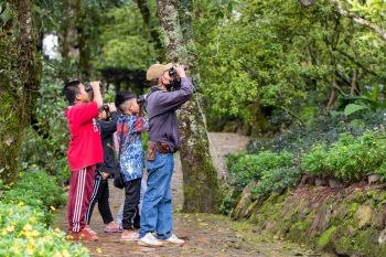 ปลูกฝังความรักในธรรมชาติให้เด็กน้อยได้สนุกแบบยั่งยืน  ผ่านหนังสือ ‘ชวนเล่นรอบดอยตุง’