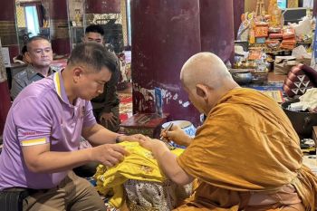 ผกก.บางระกำร่วมพิธีเจิมเสื้อโปโลคอปกสีเหลืองตราสัญลักษณ์เฉลิมพระเกียรติ 72 พรรษา