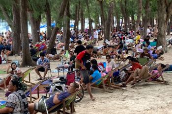 นักท่องเที่ยวไทย-เทศทะลัก \'หาดนางรำ หาดนางรอง\' สัตหีบรับวันหยุดยาว