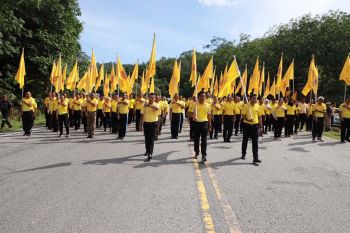 พสกนิกรชาวนราธิวาส ร่วมใจใส่เสื้อสีเหลือง ต้อนรับธงตราสัญลักษณ์งานเฉลิมพระเกียรติฯ ร.10