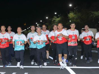 \'สมศักดิ์\'สุดฟิต! เปิดงานวิ่ง\'ก้าวท้าใจ 10K Thailand Championship 2024\'