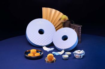 ขนมไหว้พระจันทร์ในกล่องรูปทรงพวงมาลัย