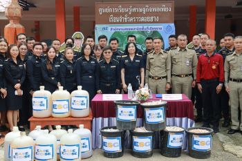 สรรพสามิตเชียงรายมอบสุรายาสูบของกลางในคดีที่สิ้นสุดให้เรือนจำทำน้ำหมักชีวภาพไล่แมลง