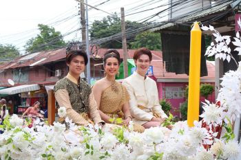 กลุ่มนางงาม LGBTQ ร่วมกับชาวตลาดอินทร์บุรีแห่เทียนพรรษาคึกคัก