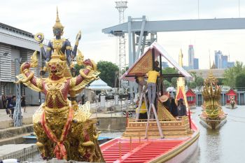 ประมวลภาพ\'เรือพระที่นั่ง\'เหลืองอร่ามงามจับตา หลังติดตั้งบัลลังก์กัญญาและม่านทอง