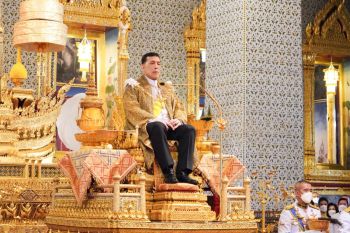 \'ในหลวง-พระราชินี\'เสด็จออกมหาสมาคม ทรงรับการถวายพระพรชัยมงคล