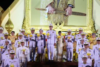 นายกฯนำพสกนิกรชาวไทย จุดเทียนชัยถวายพระพร\'ในหลวง ร.10\'