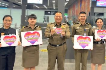 ‘ตม.สนามบิน’ติด‘หัวใจสีรุ้ง’ ย้ำเชื่อมั่น LGBTQIAN+ บินเข้าออกไทย