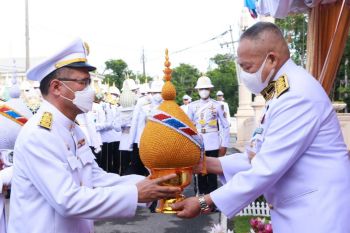 โปรดเกล้าฯให้ ราชเลขานุการในพระองค์  ออกรับเครื่องราชสักการะและพานพุ่ม