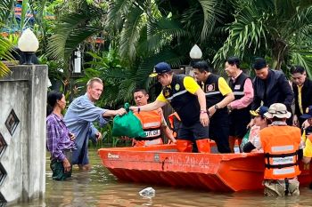 2 รมต.เกษตรฯ ลุยมอบถุงยังชีพ ช่วยผู้ประสบภัยน้ำท่วม พะเยา-น่าน