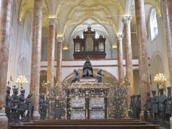 แหวกฟ้าหาฝัน : Hofkirche Innsbruck