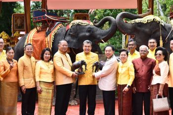 ปลัด มท. ร่วมกับ ผู้ว่าฯ สุรินทร์ เปิดนิทรรศการเทิดพระเกียรติ \'ก้าวตามรอยพ่อ\' เรื่องราวแห่งเกาะเสด็จประพาส