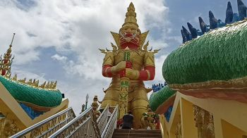 สายมูชาวอำเภอพิชัยแก้บน \'ท้าวเวสสุวรรณ\' วัดคลองกะพั้วหลังถูกรางวัลที่ 4