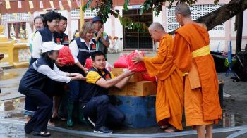 \'วัดพระธรรมกาย\'สนับสนุนถุงยังชีพ 1,000 ชุด แก่ผู้ประสบภัยน้ำท่วม\'เชียงใหม่-ลำพูน\'