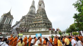 พุทธศาสนิกชนร่วมทำบุญวันออกพรรษา พระภิกษุสามเณร 128 รูป วัดอรุณราชวราราม