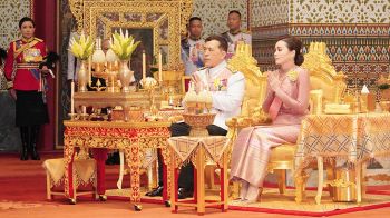 \'ในหลวง-พระราชินี\' ทรงบำเพ็ญพระราชกุศล วันปิยมหาราช ณ พระที่นั่งอมรินทรวินิจฉัย