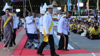 \'ในหลวง-พระราชินี\'ทรงบำเพ็ญพระราชกุศลถวายผ้าพระกฐิน วัดพระพุทธบาท