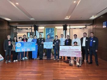 ‘มาลีฮวนน่า’ นำทีมมอบเงินช่วยเหลือ  ส่งกำลังใจสู้ภัยน้ำท่วมภาคใต้