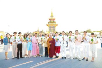ศิลปินดาราสายบุญ ร่วมสักการะ ‘พระเขี้ยวแก้ว’ ณ ท้องสนามหลวง
