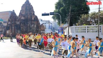 ชาวลพบุรีเกือบสี่พันคน ลั่นฆ้องชัยร่วมเดินรณรงค์แต่งไทยทั้งเมือง