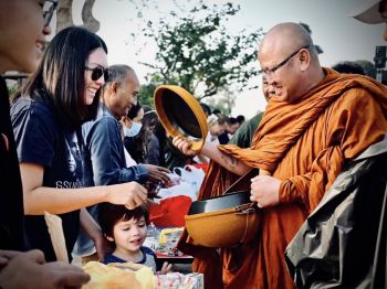 เมืองโบราณ เชิญชวนพุทธศาสนิกชนร่วมสักการะพระพุทธเจ้า 28 พระองค์ และ ตักบาตรมหากุศล 1,250 รูป