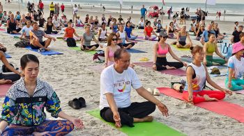 \'หัวหิน\'คึกคัก นักโยคะร่วมกิจกรรม \'Hua Hin Yoga Festival 2025\'แน่นหาด