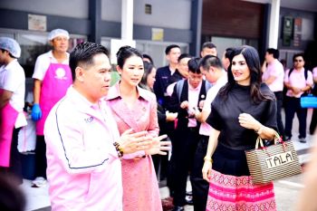 รมว.พม. และภริยา นำคณะคู่สมรส ออท.ประจำประเทศไทย เยี่ยมชมงานฝึกอาชีพสตรีไทย โชว์เมนูผัดไทย-ต้มข่าไก่-ข้าวเหนียวมะม่วง