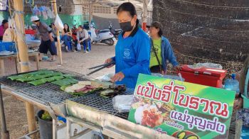 ไปกิน \'ข้าวจี๋ย่างเตาถ่าน\' ร้านปากทางเข้าซุ้มประตูวัดป่ายาง เจ้าเดียวในเมืองลับแล