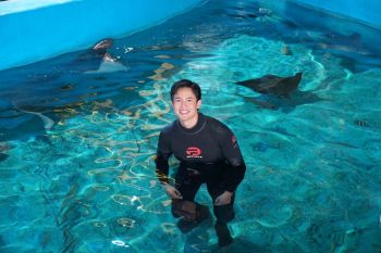 ‘แชมป์ ชนาธิป’ เรียนรู้อาชีพ AQUARIST  พร้อมให้อาหารสัตว์ทะเลแบบใกล้ชิดครั้งแรก