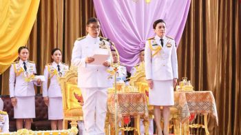 \'ในหลวง-พระราชินี\'พระราชทานกระบี่และปริญญาบัตร แก่ผู้สำเร็จการศึกษาโรงเรียนนายร้อยตำรวจ