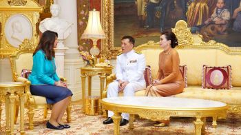 \'ในหลวง-พระราชินี\'พระราชทานพระบรมราชวโรกาสให้ คณะบุคคลเฝ้าฯ