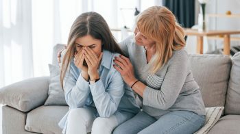 อย่าให้คำพูดกลายเป็นยาพิษ เปิดวิธีคุยกับคนซึมเศร้าอย่างเข้าใจ