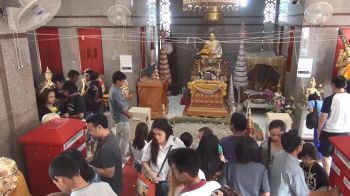 นทท.กราบไหว้  ‘หลวงพ่อทวด’  เสริมสิริมงคล