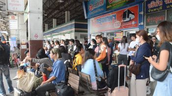 คนอีสานชิงกลับกรุงหนีรถติดกลัวตั๋วเต็ม