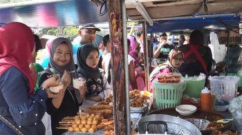 กุ้งทอดขายดี-นทท.มาเลเซีย-แห่ซื้อเดินกิน