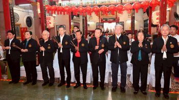 ‘ป่อเต็กตึ๊ง’ประกอบพิธีจุดเทียนเปิดงานฉลองบรรลุธรรมหลวงปู่ไต้ฮง ประจำปี2568