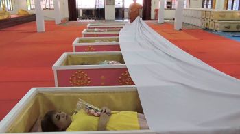 นทท.ไทย-รัสเซียศรัทธา แห่เข้าร่วมพิธี‘นอนโลง’ ที่วัดหลวงพ่อปากแดง